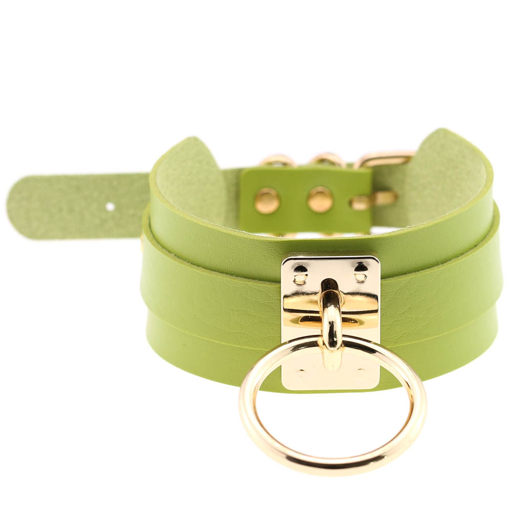 Grünes Halsband oder Choker mit goldfarbener Ring.