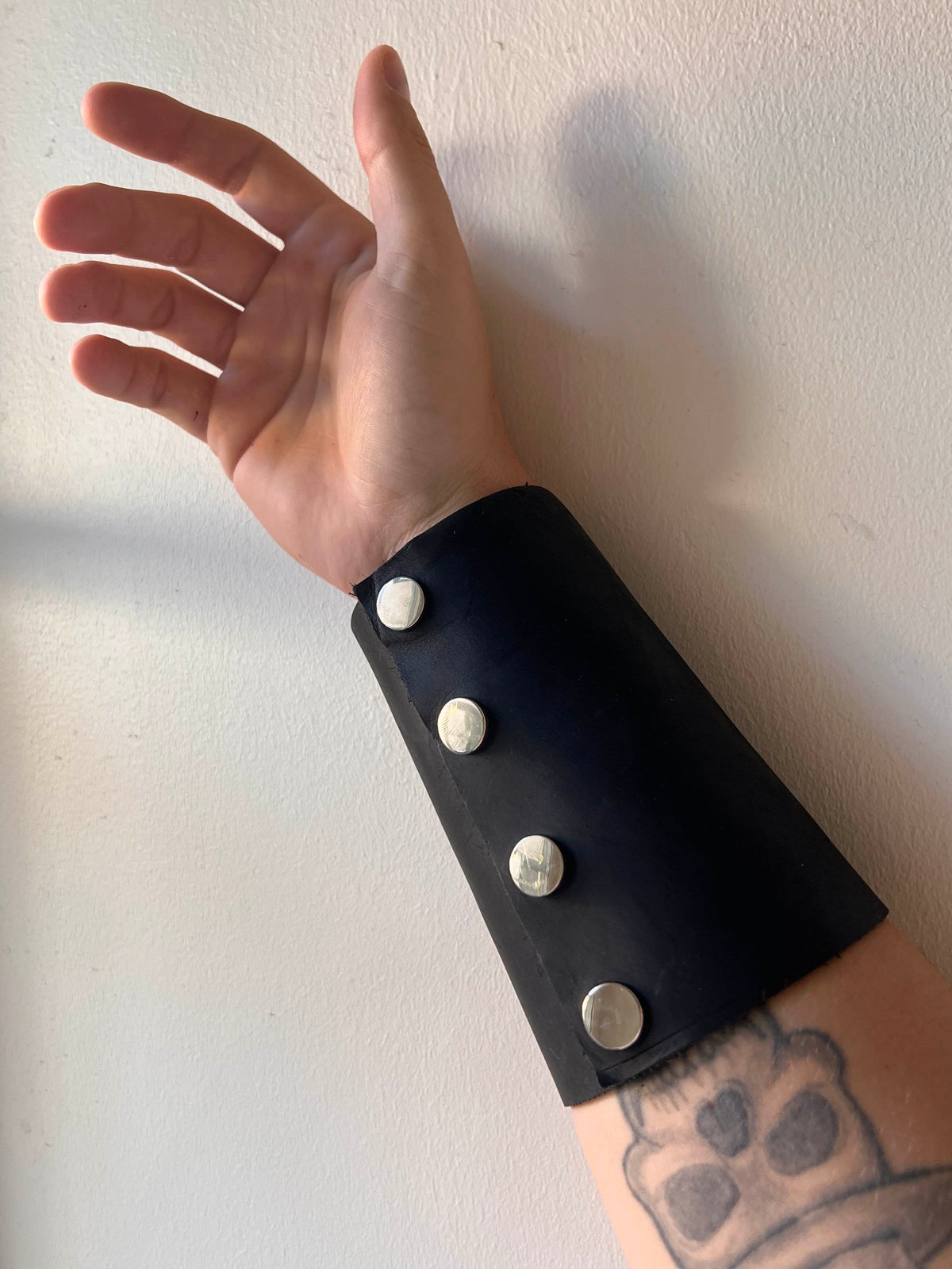 Armband, brett i äkta svart läder med silver, blå eller röda knappar