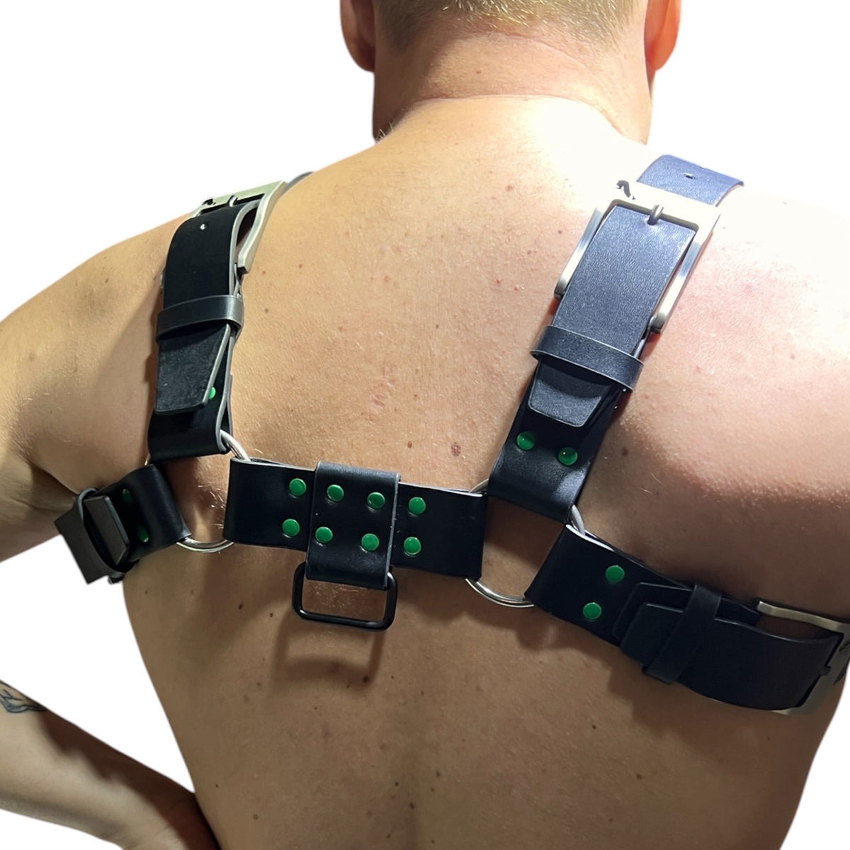 Harness i svart äkta läder med koskinn och gröna nitar, typ bulldog