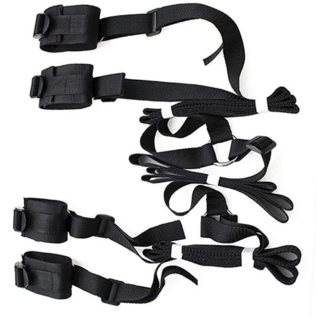 Juego de bondage para cama. Se incluyen correas para sujetar debajo de la cama, así como muñequeras y tobilleras.