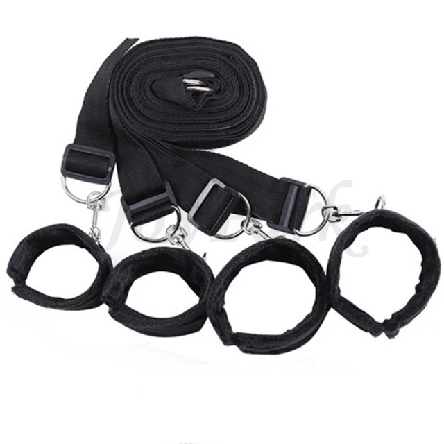 Juego de bondage para cama. Se incluyen correas para sujetar debajo de la cama, así como muñequeras y tobilleras.