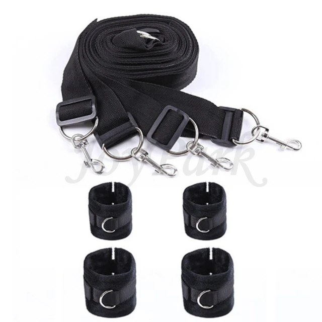 Juego de bondage para cama. Se incluyen correas para sujetar debajo de la cama, así como muñequeras y tobilleras.