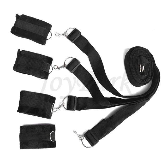 Juego de bondage para cama. Se incluyen correas para sujetar debajo de la cama, así como muñequeras y tobilleras.