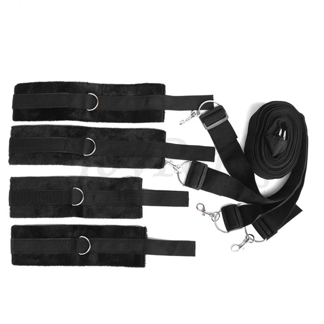 Juego de bondage para cama. Se incluyen correas para sujetar debajo de la cama, así como muñequeras y tobilleras.