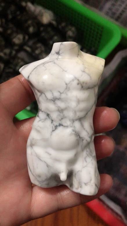 Torso de cristal en magnesita de cristal.