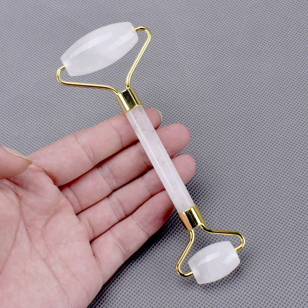 Gesichtsroller oder Gesichtsroller, Gua Sha-Werkzeug aus klarem Quarz oder Bergkristall in einer schönen Box.