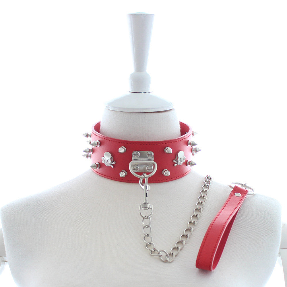 Choker or necklace in red with studs and leash