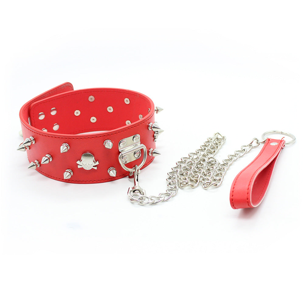 Choker or necklace in red with studs and leash