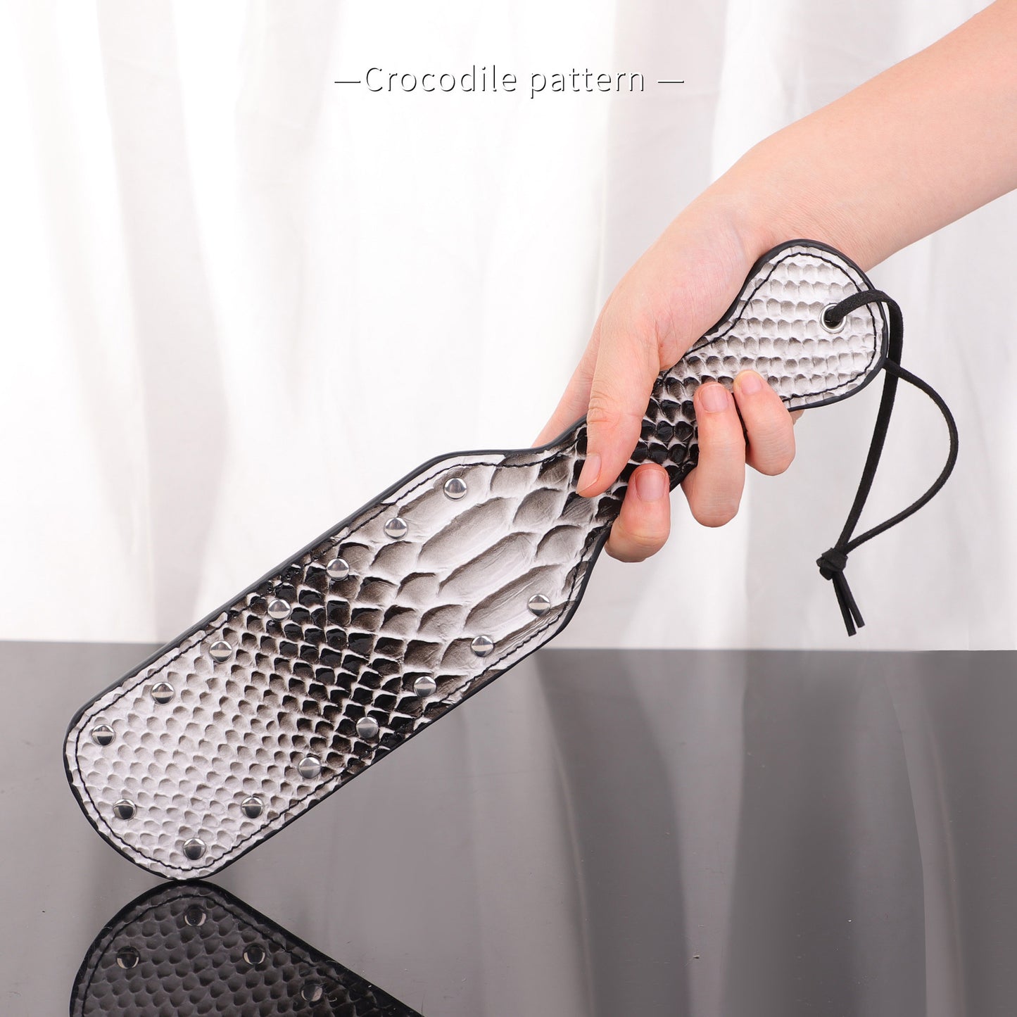 Paddelpiska av äkta läder med exklusivt krokodilmönster
