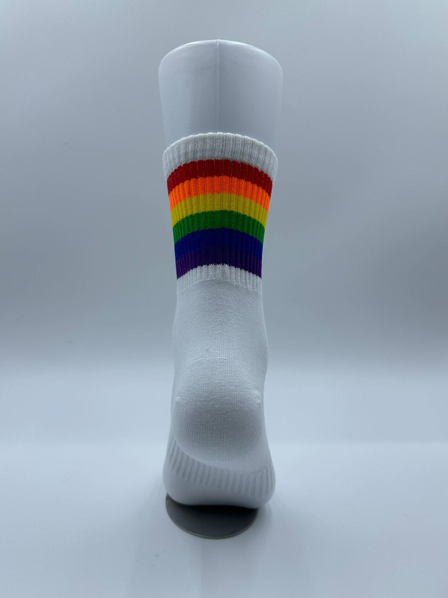 Strumpor. Crew strumpor i pridefärger, vita regnbågsfärgade crew socks