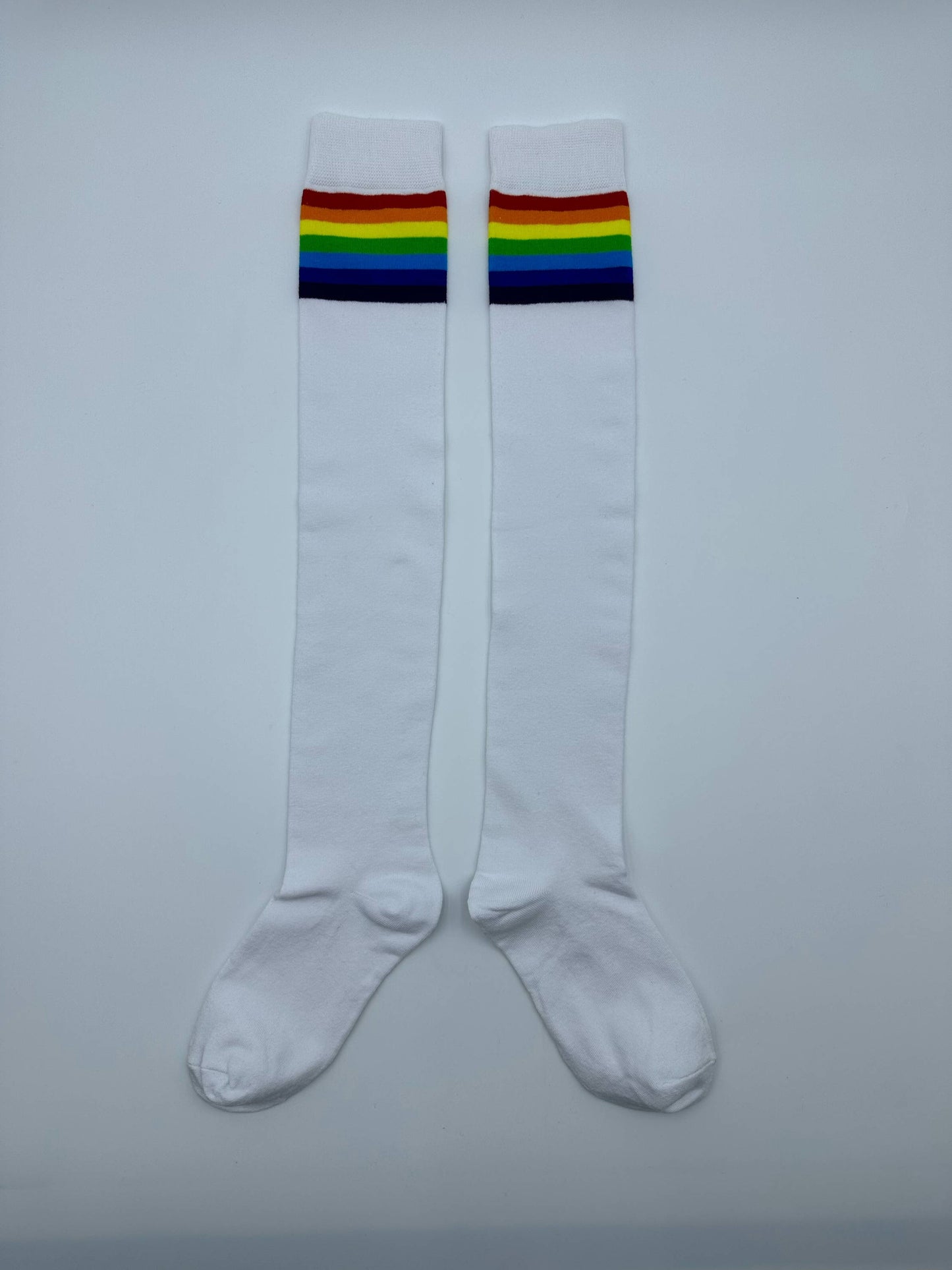 Hohe Socken, weiße, regenbogenfarbene Pride-Socken.