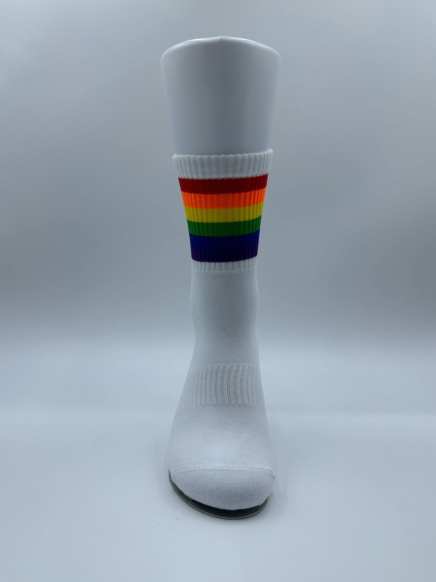Strumpor. Crew strumpor i pridefärger, vita regnbågsfärgade crew socks