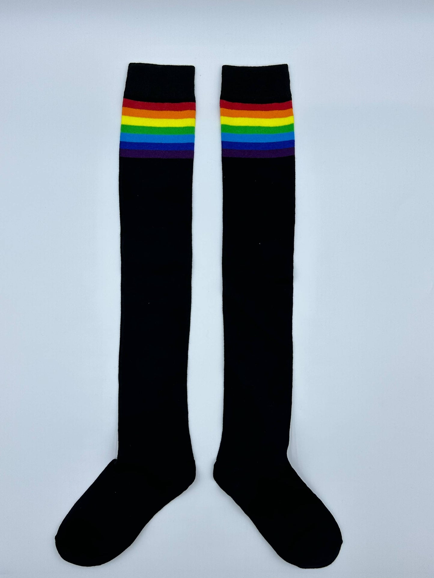 Hohe Socken, schwarz regenbogenfarben.