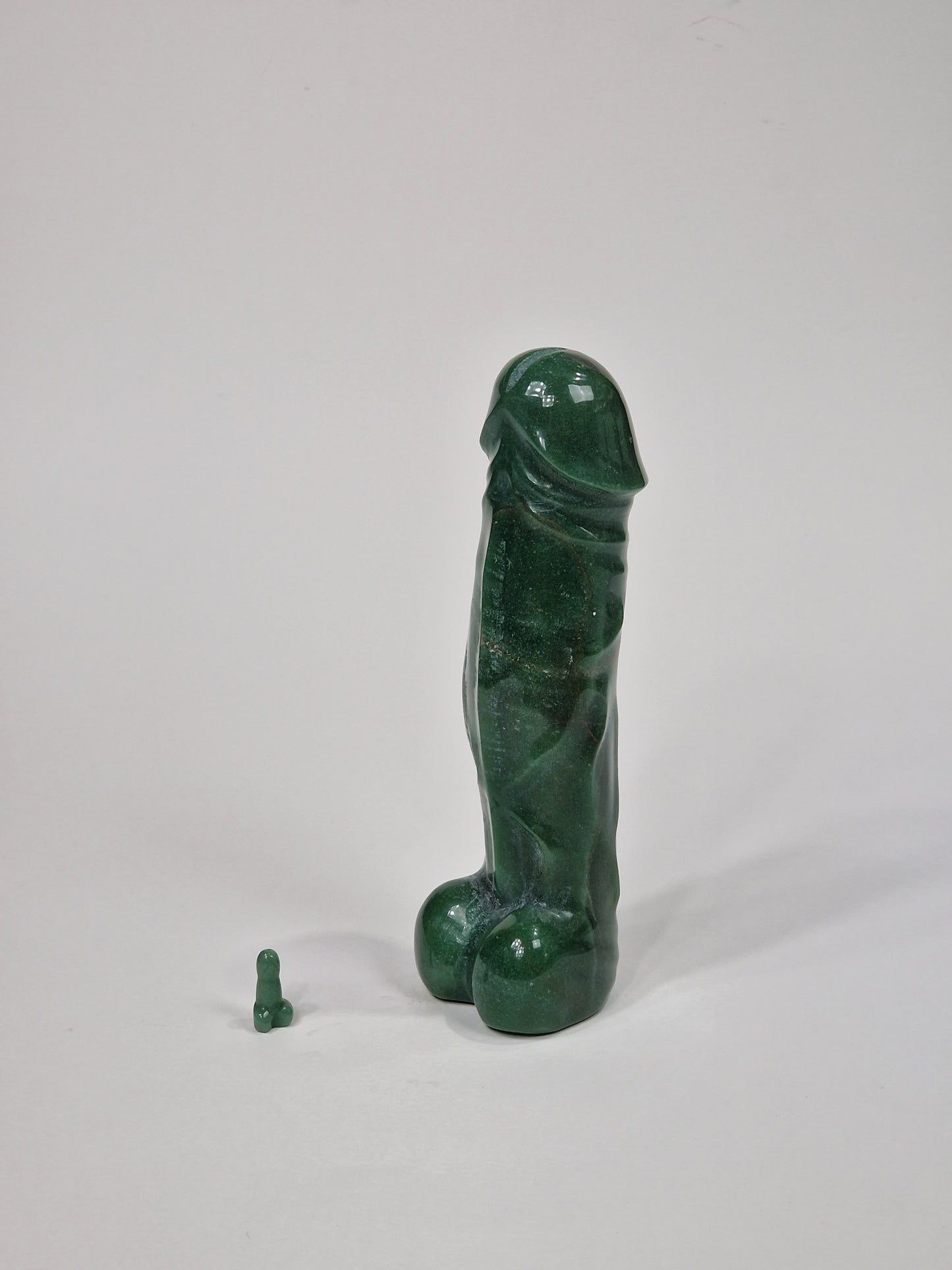 Statue aus Kristall in Form eines 25 cm langen Penis. Ein 1,5 kg schwerer Kristallhahn aus grünem Aventurin oder grünem Aventurin