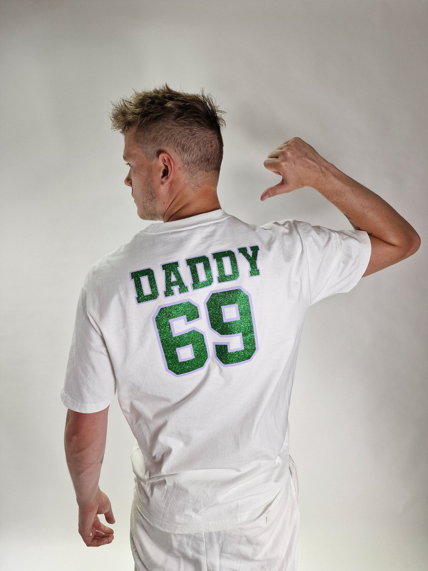White t-shirt in high quality and thick fabric, heavy cotton, 240 gsm with the print DADDY 69 on the back