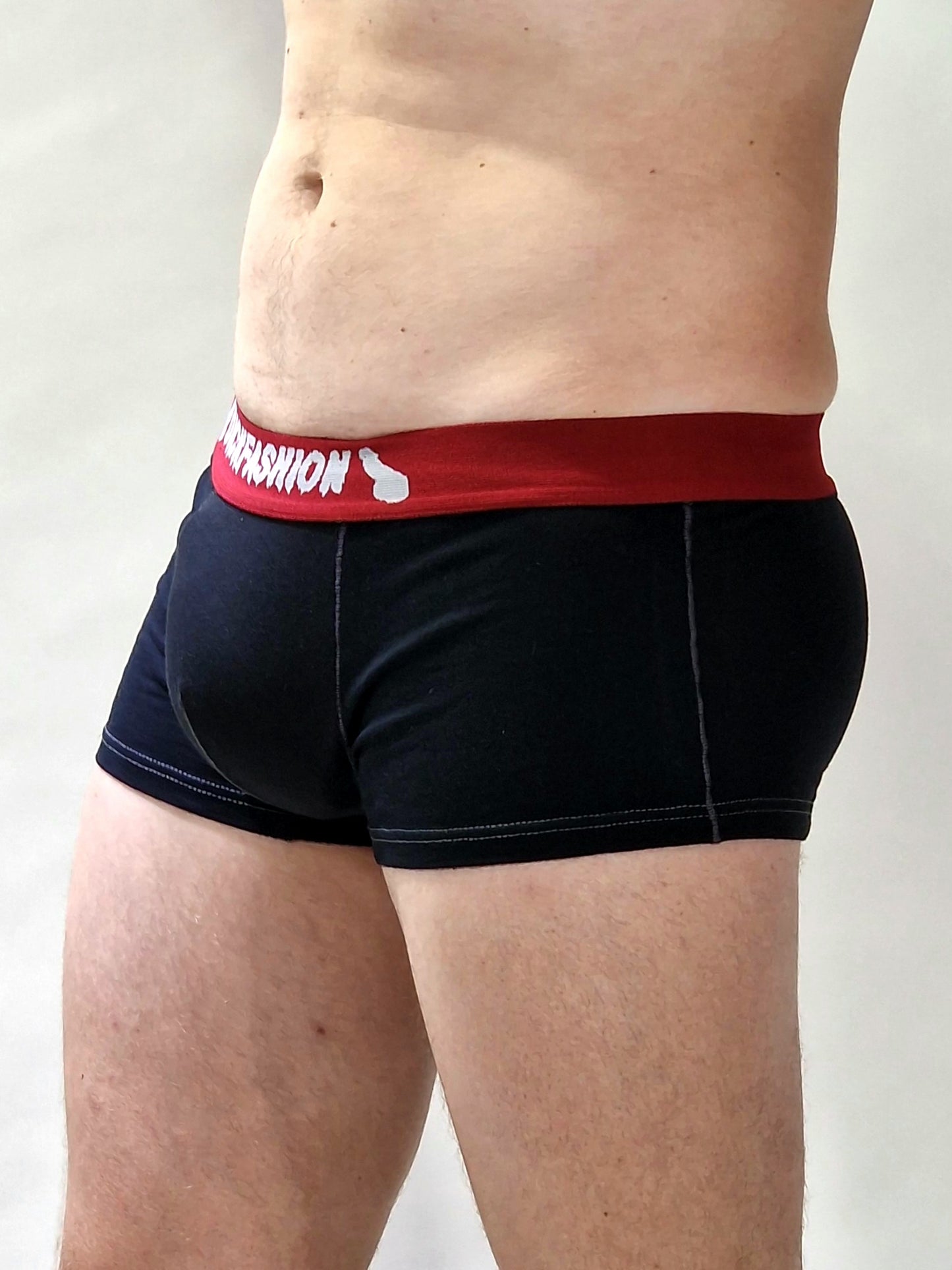 Schwarz-rote Badehosen oder enge Boxershorts – Herrenunterhosen