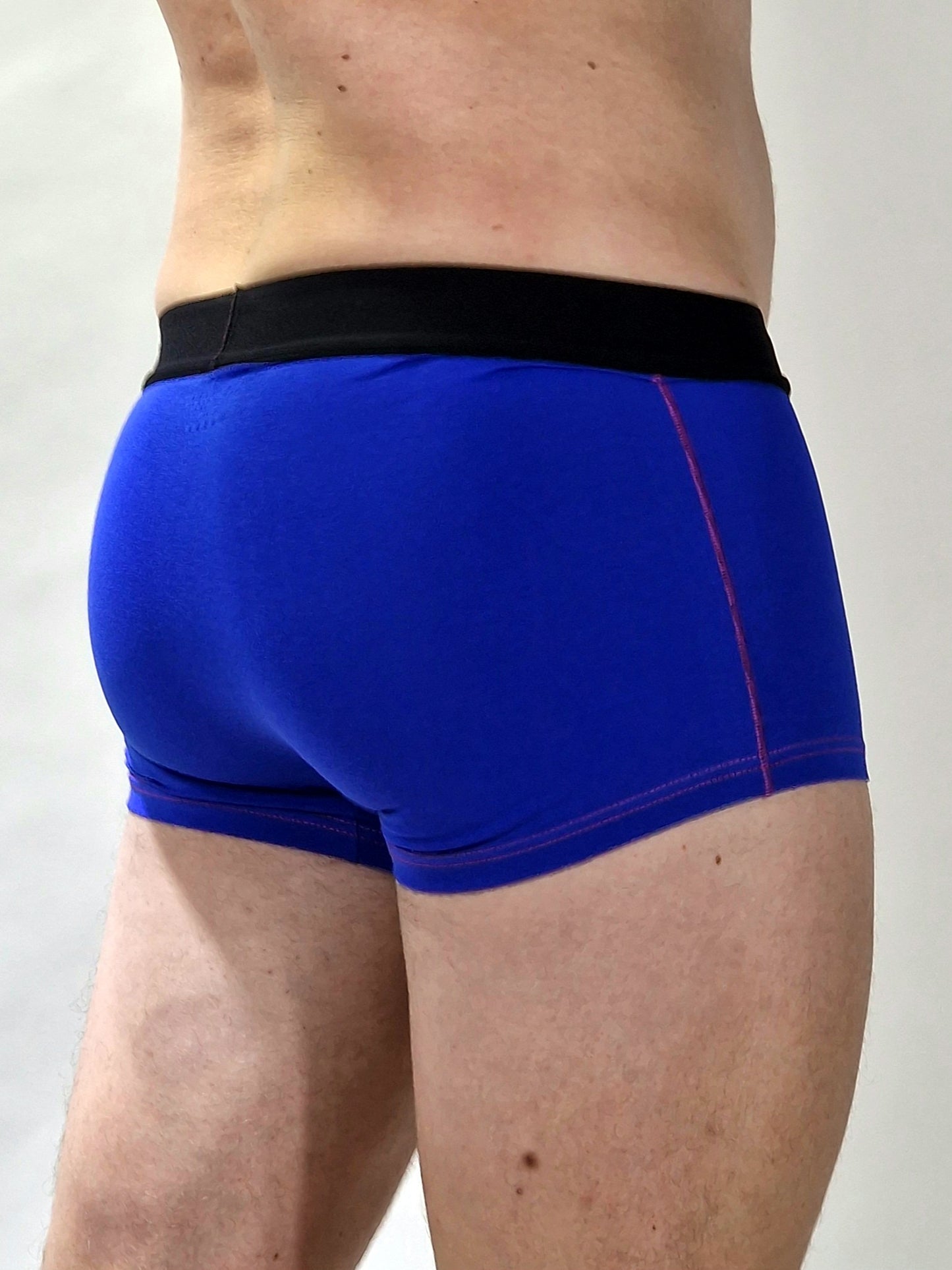 Klare blaue Boxershorts oder Badehosen, Herrenunterhosen in Azurblau und Magenta