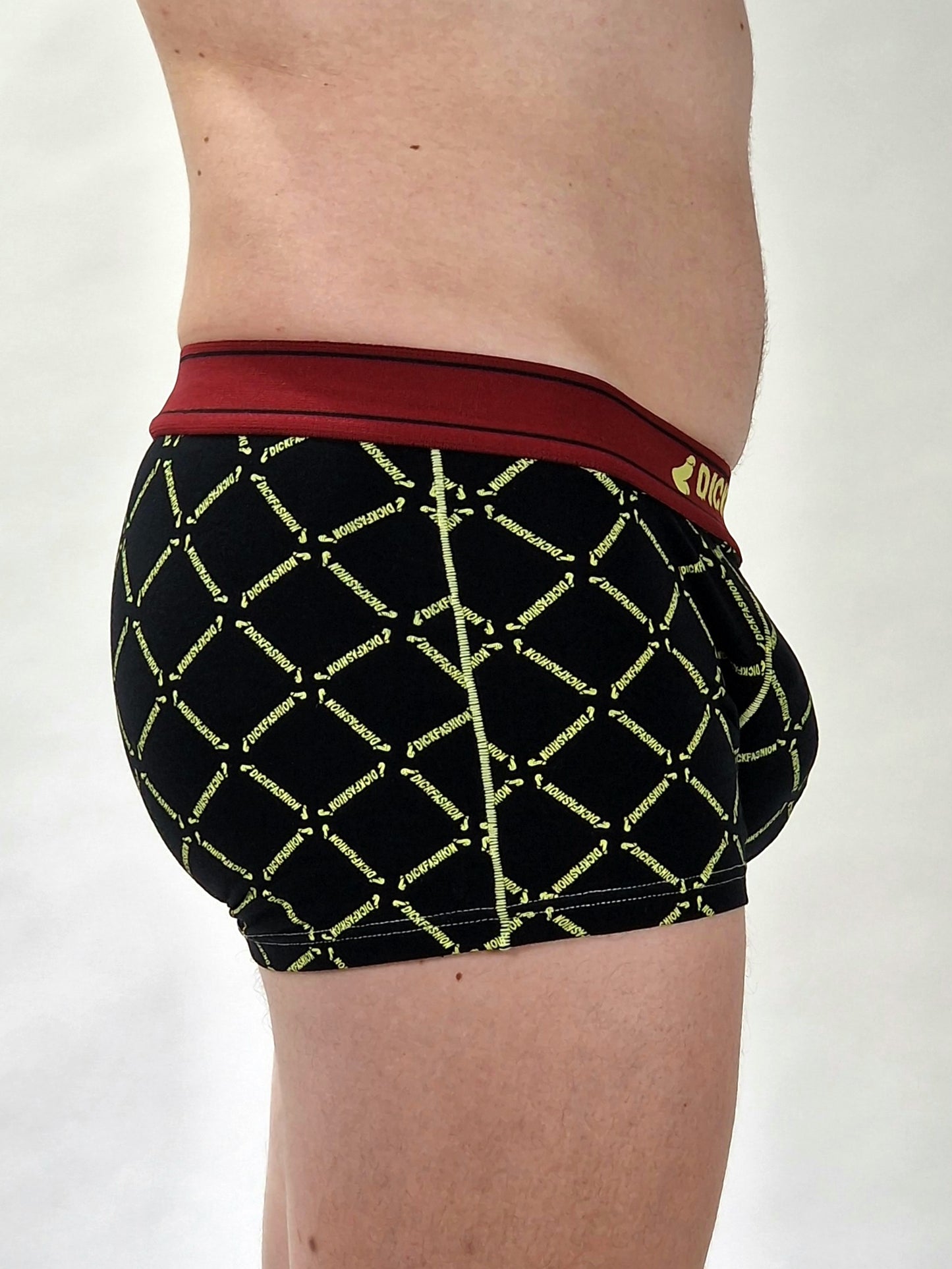 Schwarze, gelbe und rote Badehosen oder enge Boxershorts