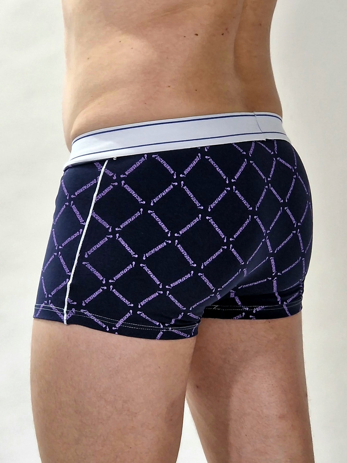 Dunkelviolette und hellviolette Boxershorts oder Badehosen, Unterhosen