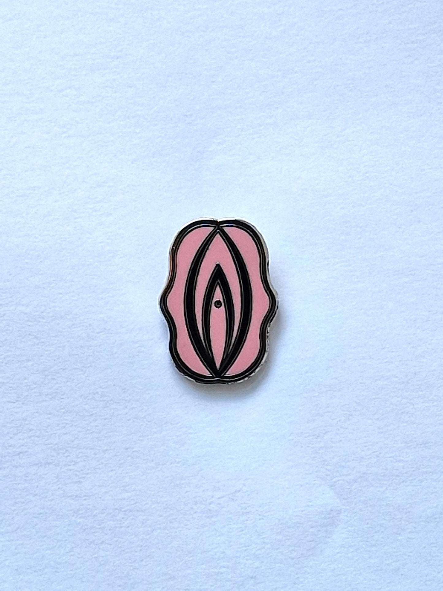 En fantastisk och rolig pin i form av en rosa och svart fiffi. Pride pin.