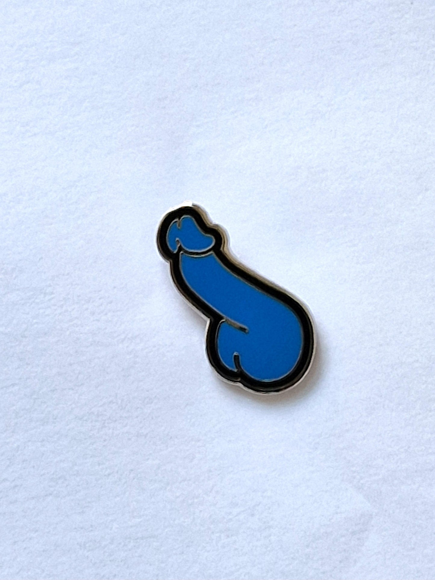 Un pin divertido y diferente, polla azul y negra.