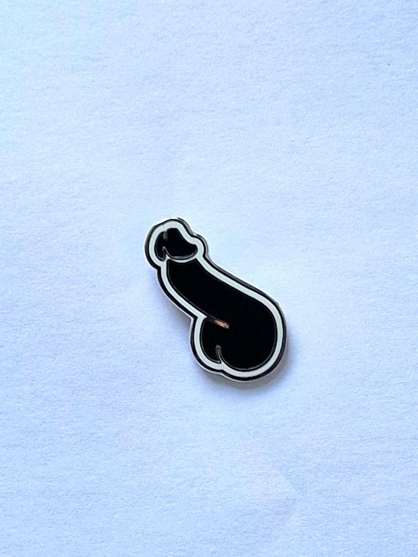 Pin divertido y divertido, una polla en blanco y negro.