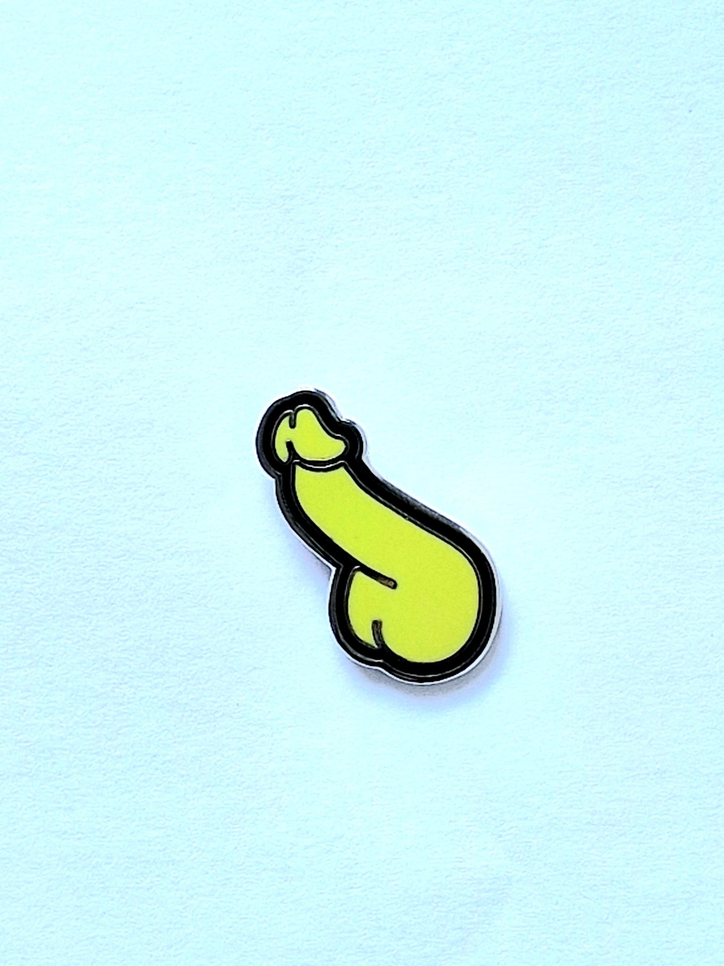 Divertido pin de alta calidad, pene amarillo y negro.