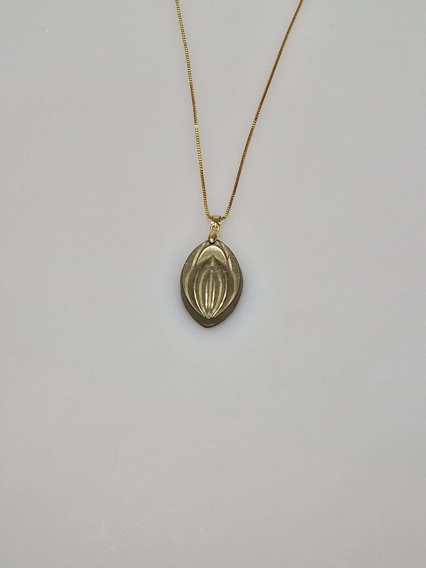 Pyrite fiffi - Halsband av halvädelsten cirka 2.5 cm