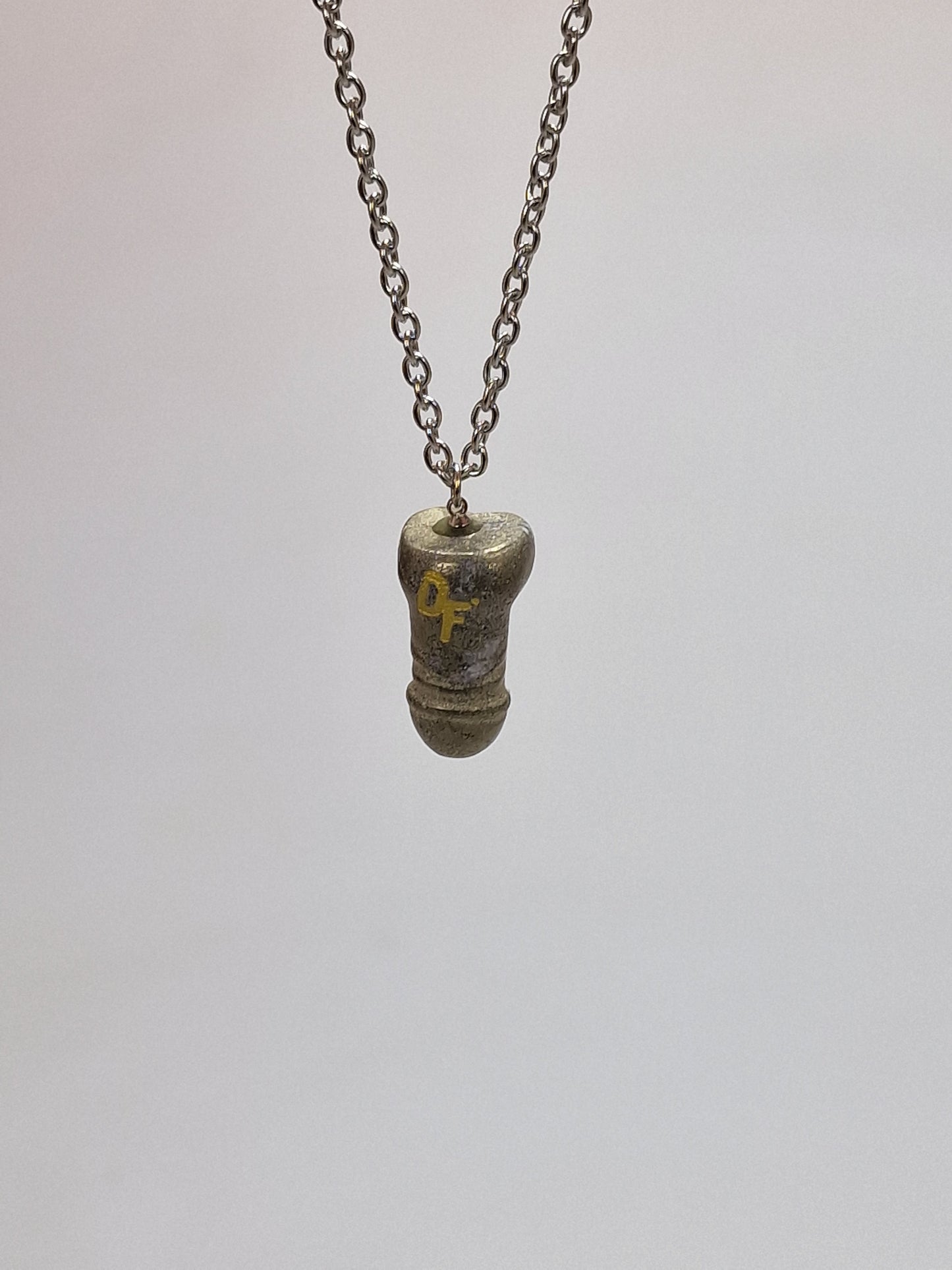 Collar único con colgante de cristal de pirita.