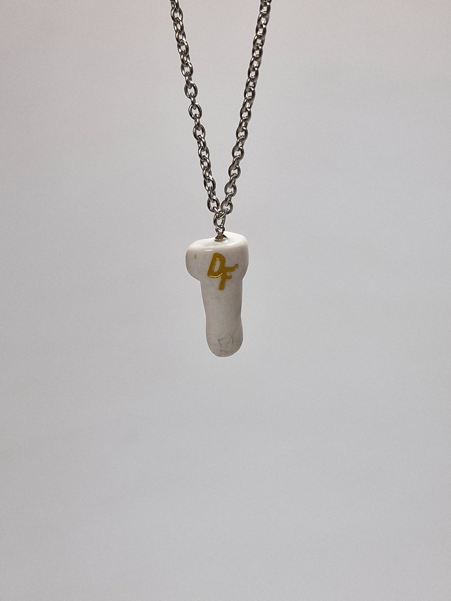Halsband med en kristall i stenen magnesit