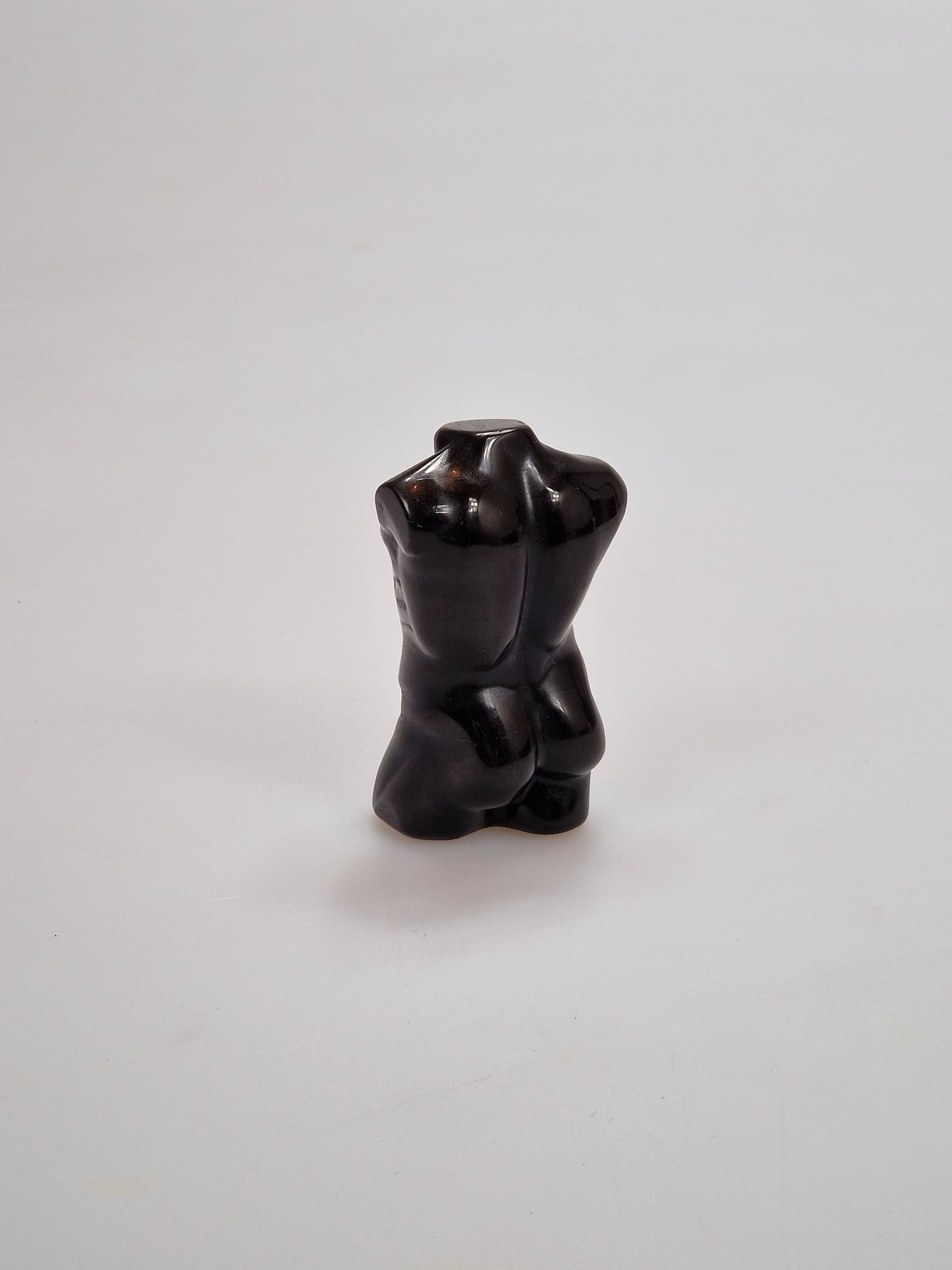 Geschliffener Kristall-Torso im Stein Black Onyx – auch im Kristall Magnesit erhältlich – bei Dickfashion