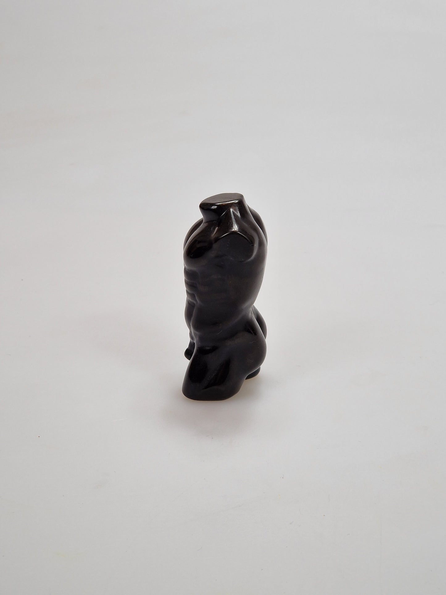 Geschliffener Kristall-Torso im Stein Black Onyx – auch im Kristall Magnesit erhältlich – bei Dickfashion