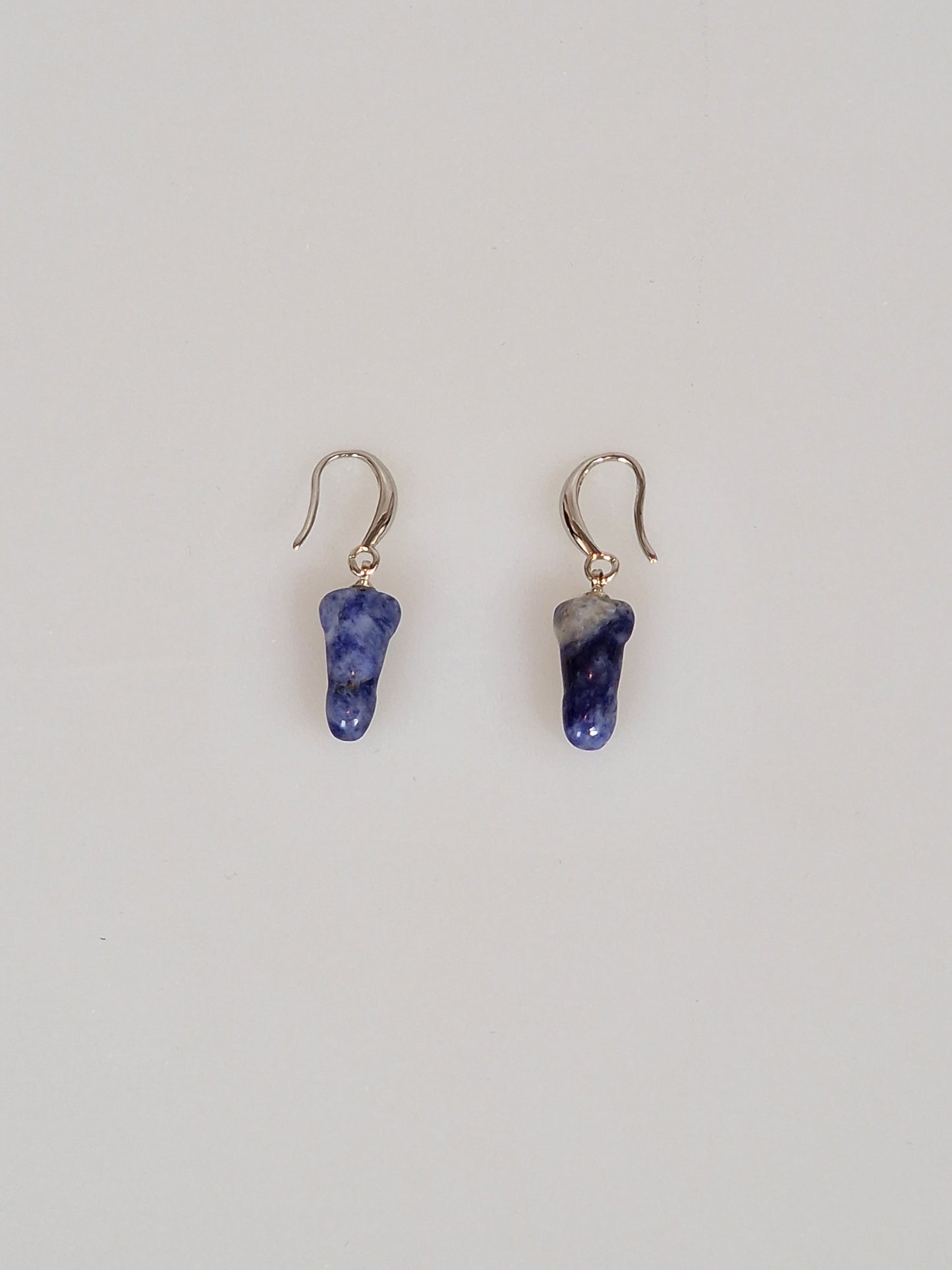 Ohrring aus blauem Kristall oder Halbedelstein Sodalith
