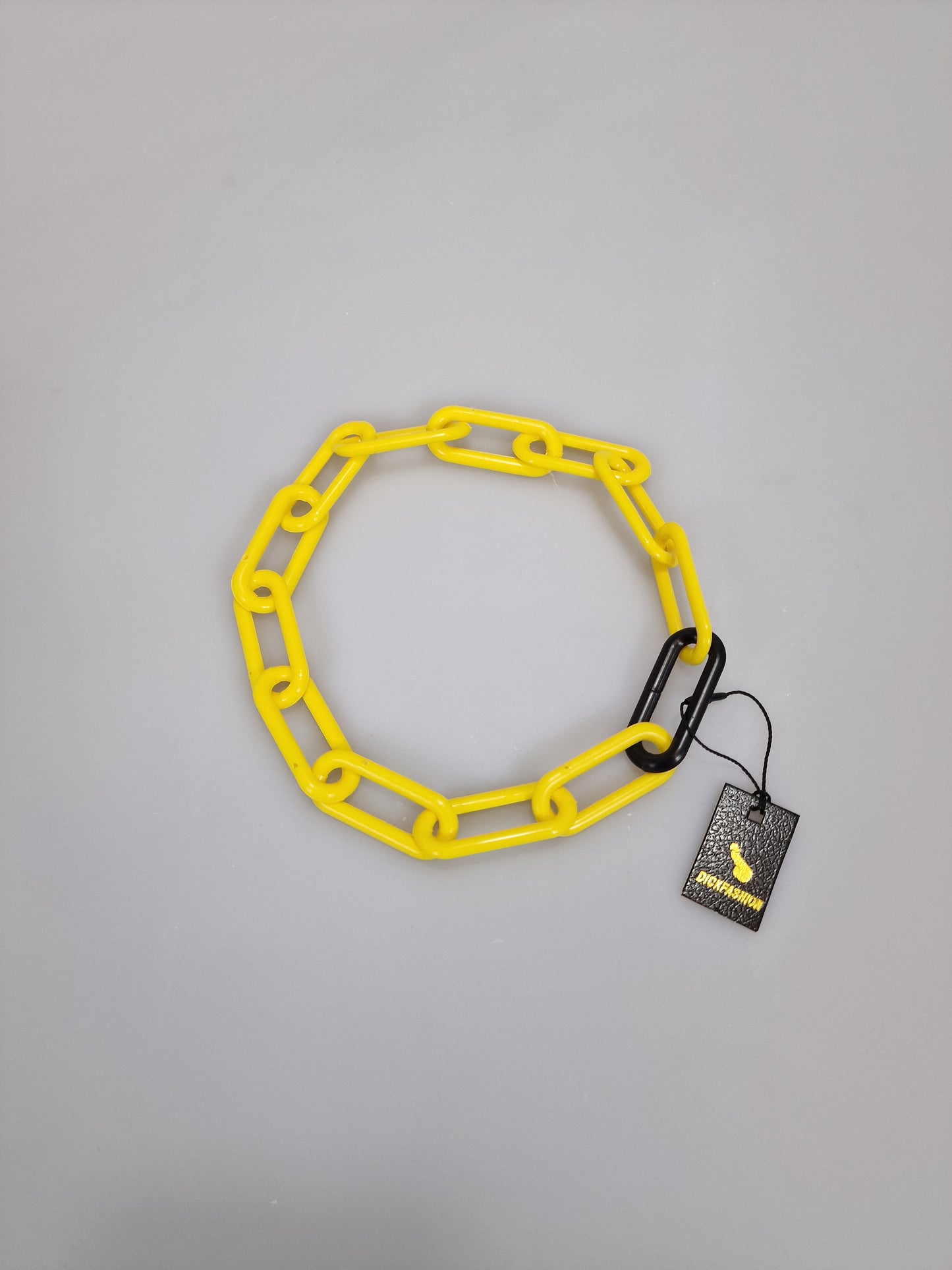 Designer-Halskette in Form einer dicken Kette in verschiedenen Farben.