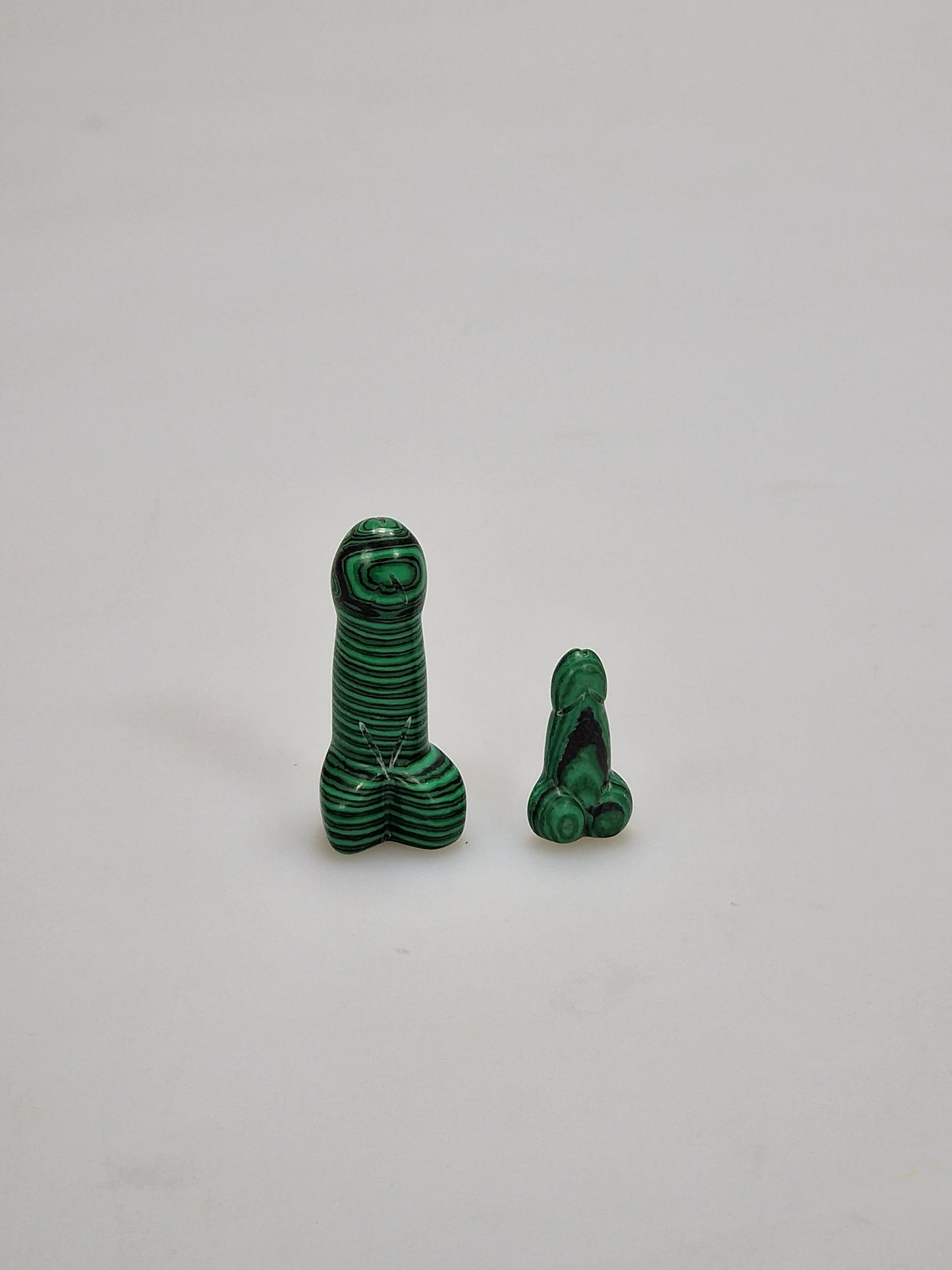 Staty i kristall eller sten formad som en snopp eller dick, 5 cm lång.