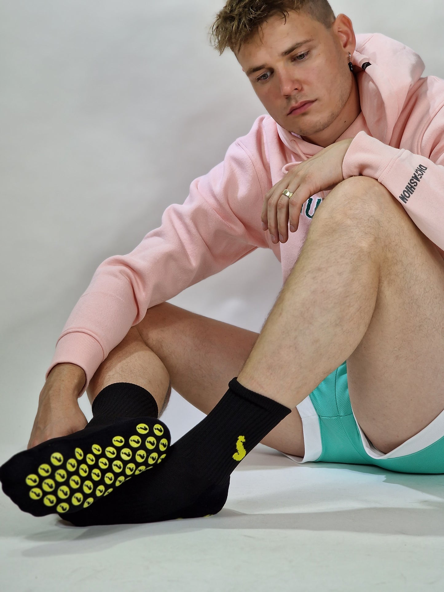 Crew-Socken, schwarz-gelbe Sportsocken mit Anti-Rutsch