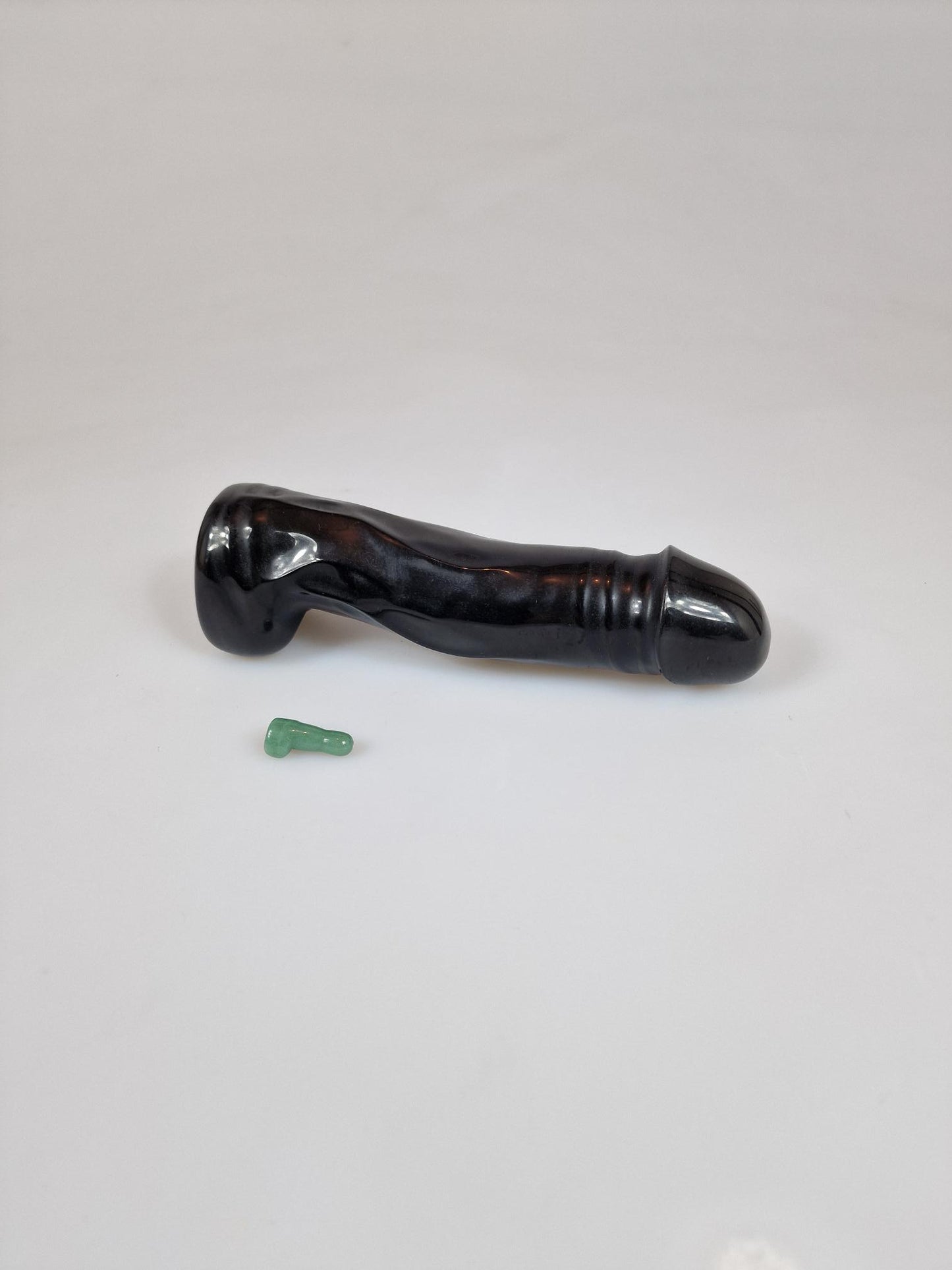 Große Kristallstatue aus schwarzem Onyx. Der Kristall hat die Form eines Schwanzes, Schwanzes oder Penis.