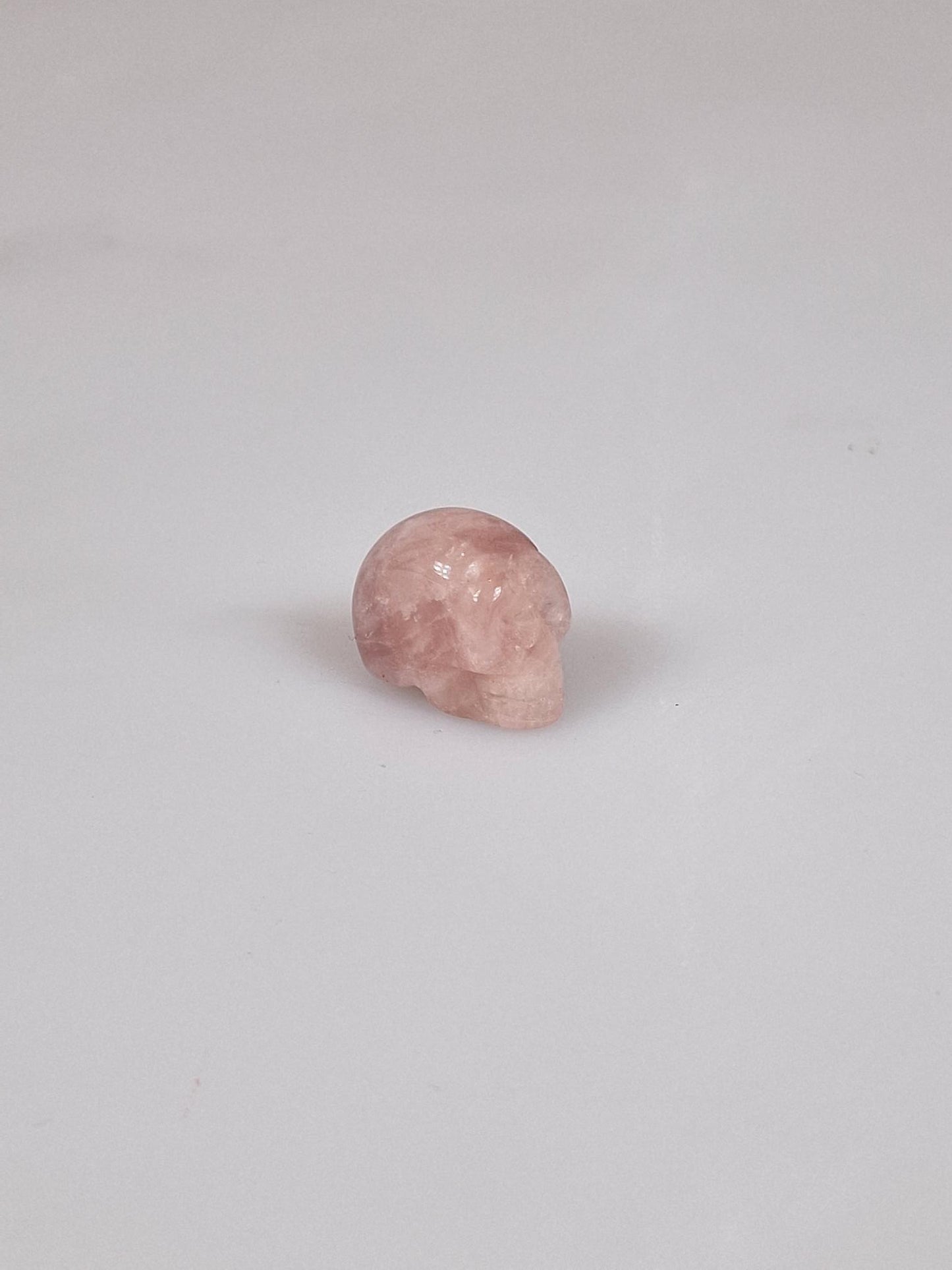 Rosenquarz-Kristallschädel. Totenkopf aus Rosenquarz-Edelstein.
