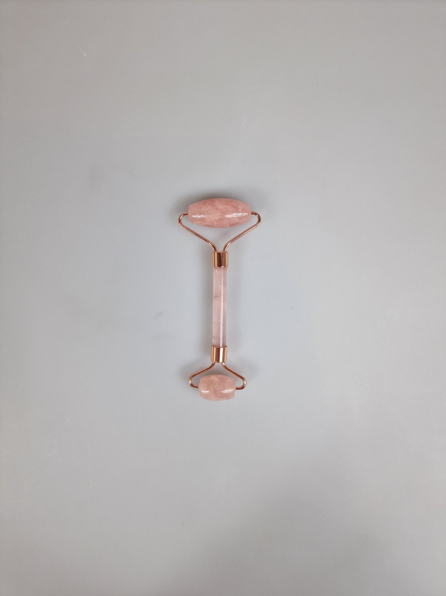 Rodillo facial Rose Quarts gua sha jade o rodillos faciales en cuarzo rosa.