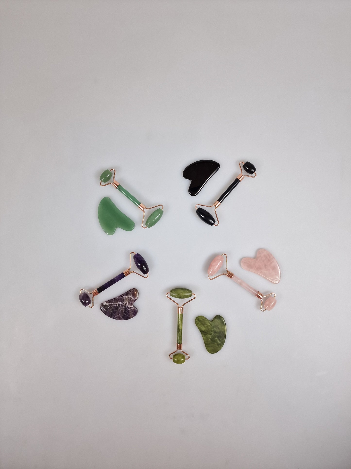 Ansiktsroller, face roller och facescraper i combi-box. Gua Sha i clear quartz eller bergkristall