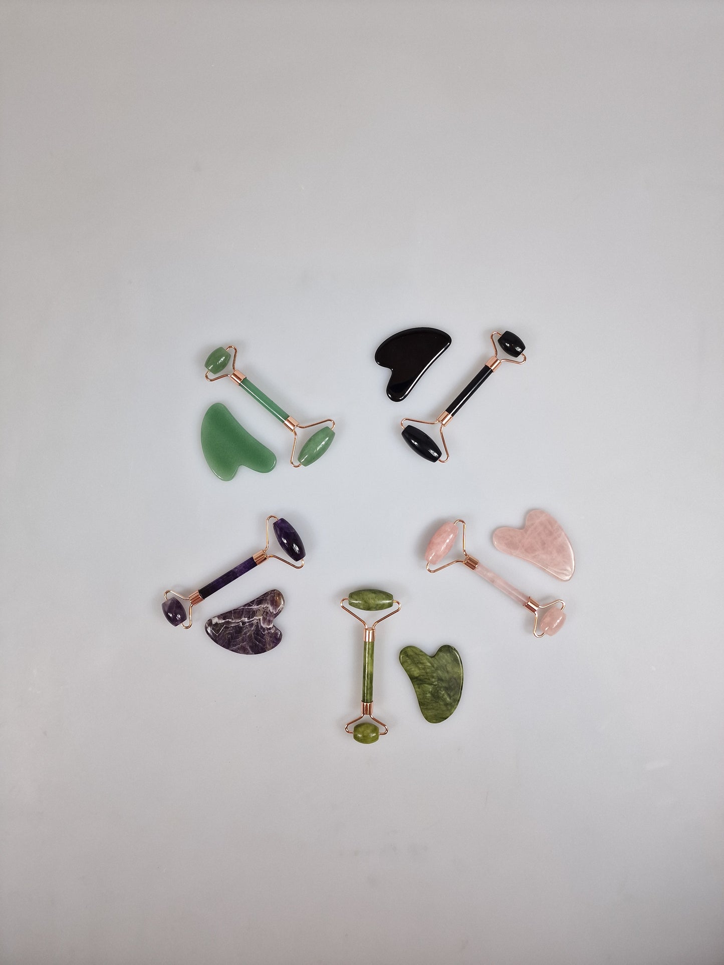 Rodillos faciales y raspador, caja combinada. Black Onyx u ónix negro, un rodillo facial de jade Gua Sha