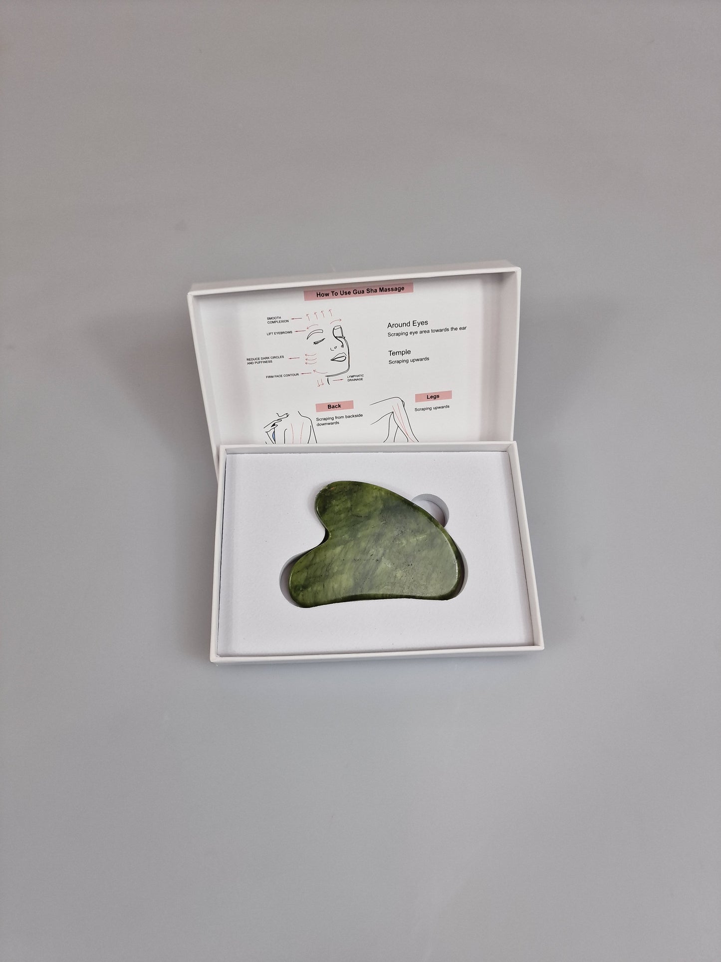 Gua sha ansiktsskrapa face scrapers i green mashan jade.