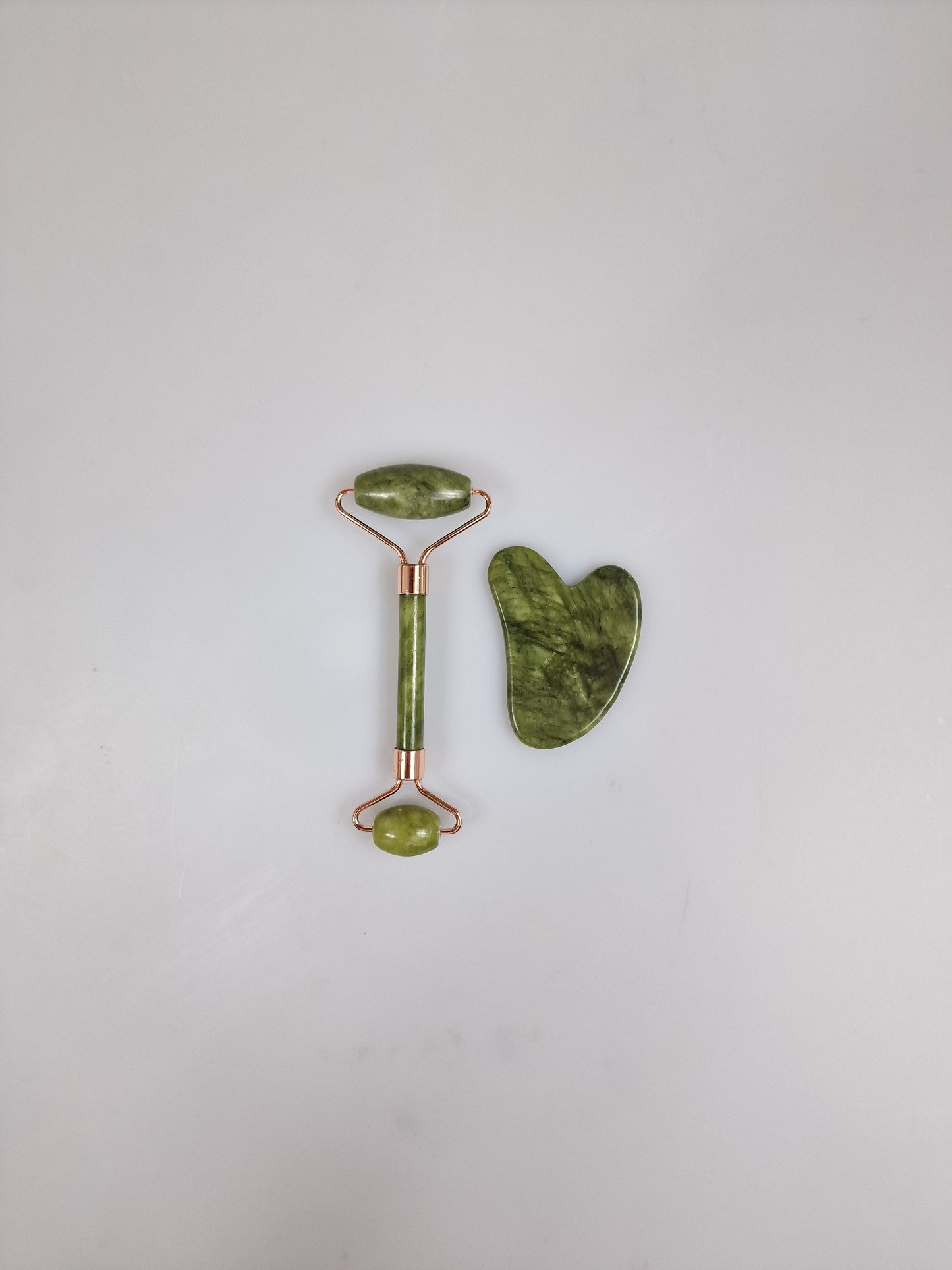 Rodillos faciales y raspador, caja combinada. Jade mashan verde.