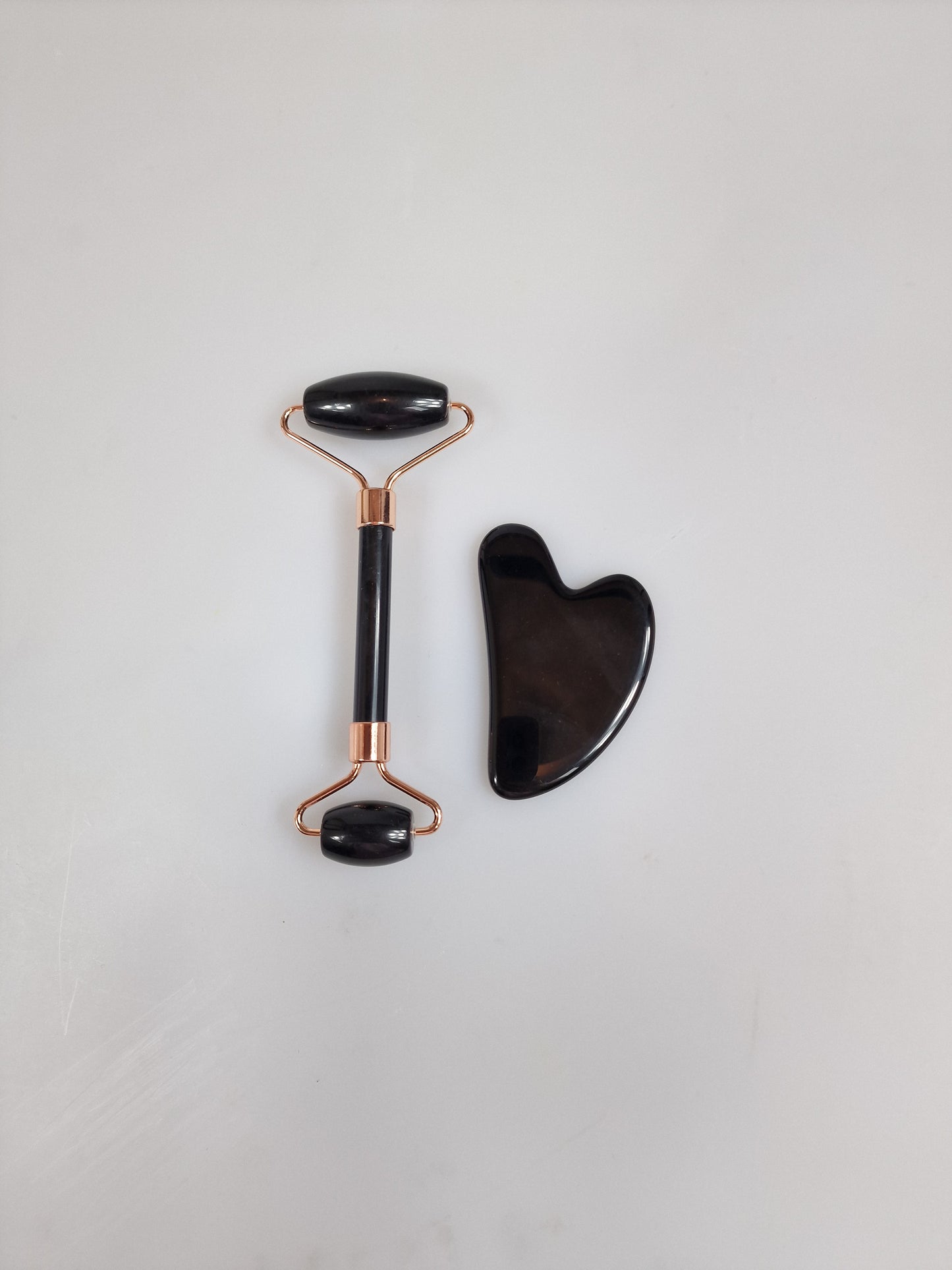 Rodillos faciales y raspador, caja combinada. Black Onyx u ónix negro, un rodillo facial de jade Gua Sha