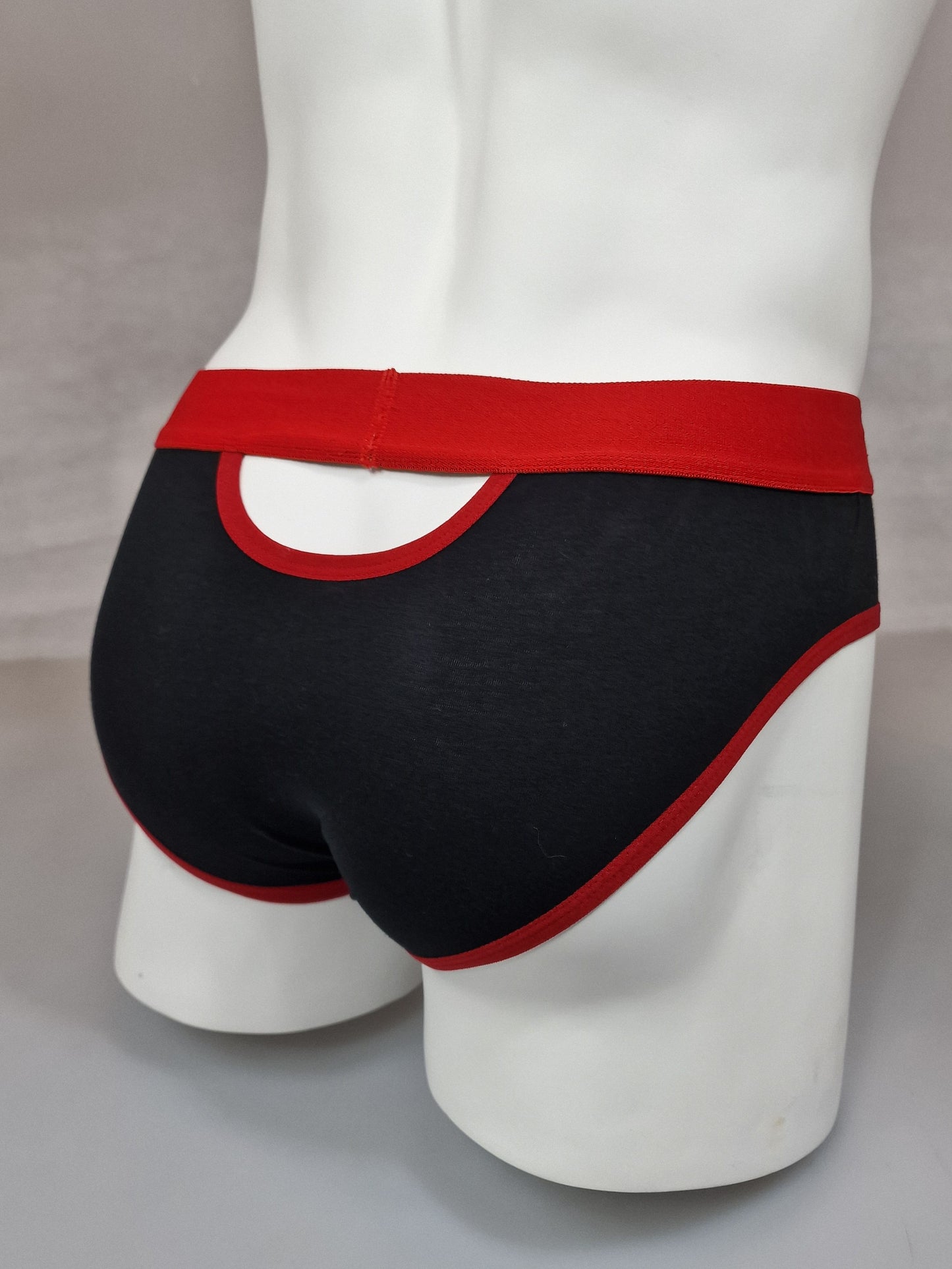 Briefs med hål både fram och bak