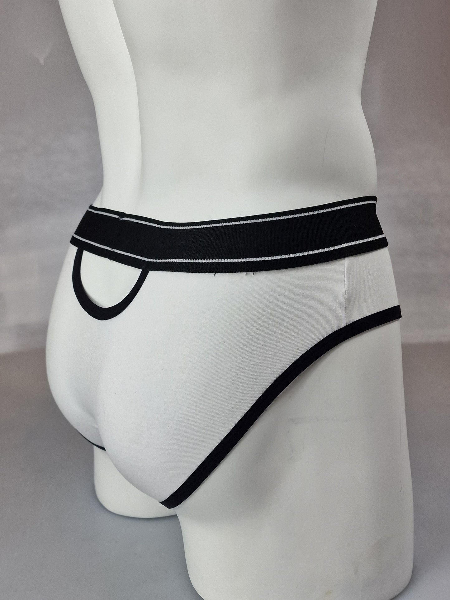 Briefs med hål både fram och bak