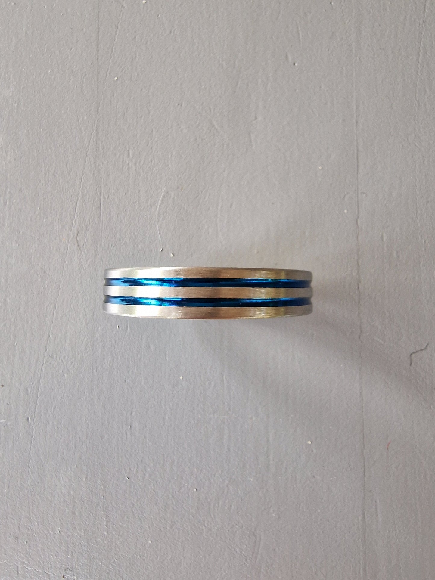 Kukring, cockring eller penisring i kirurgiskt nickelfritt stål i silver och blått