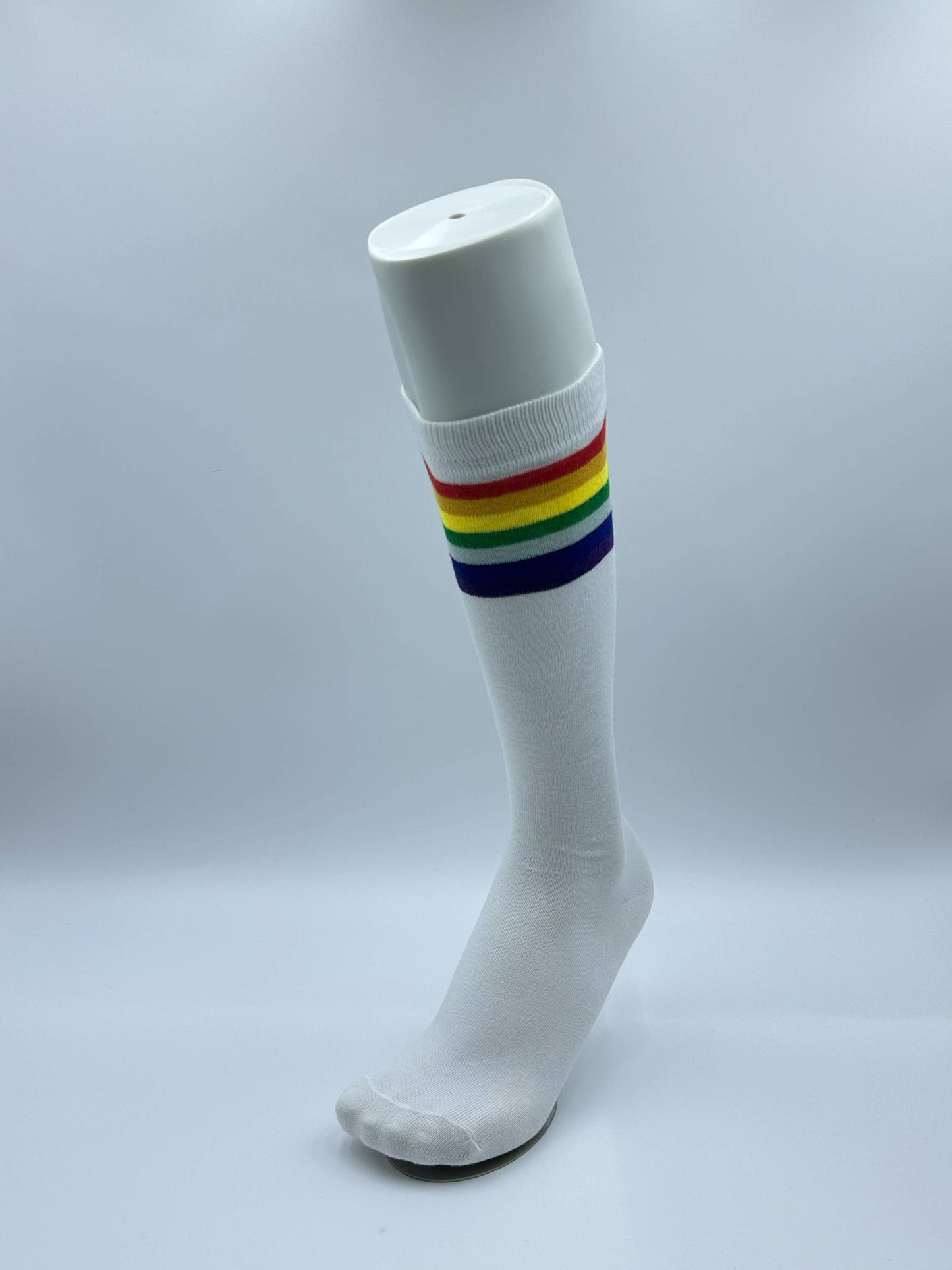 Strumpor, knästrumpor, vita regnbågsfärgade pridestrumpor.