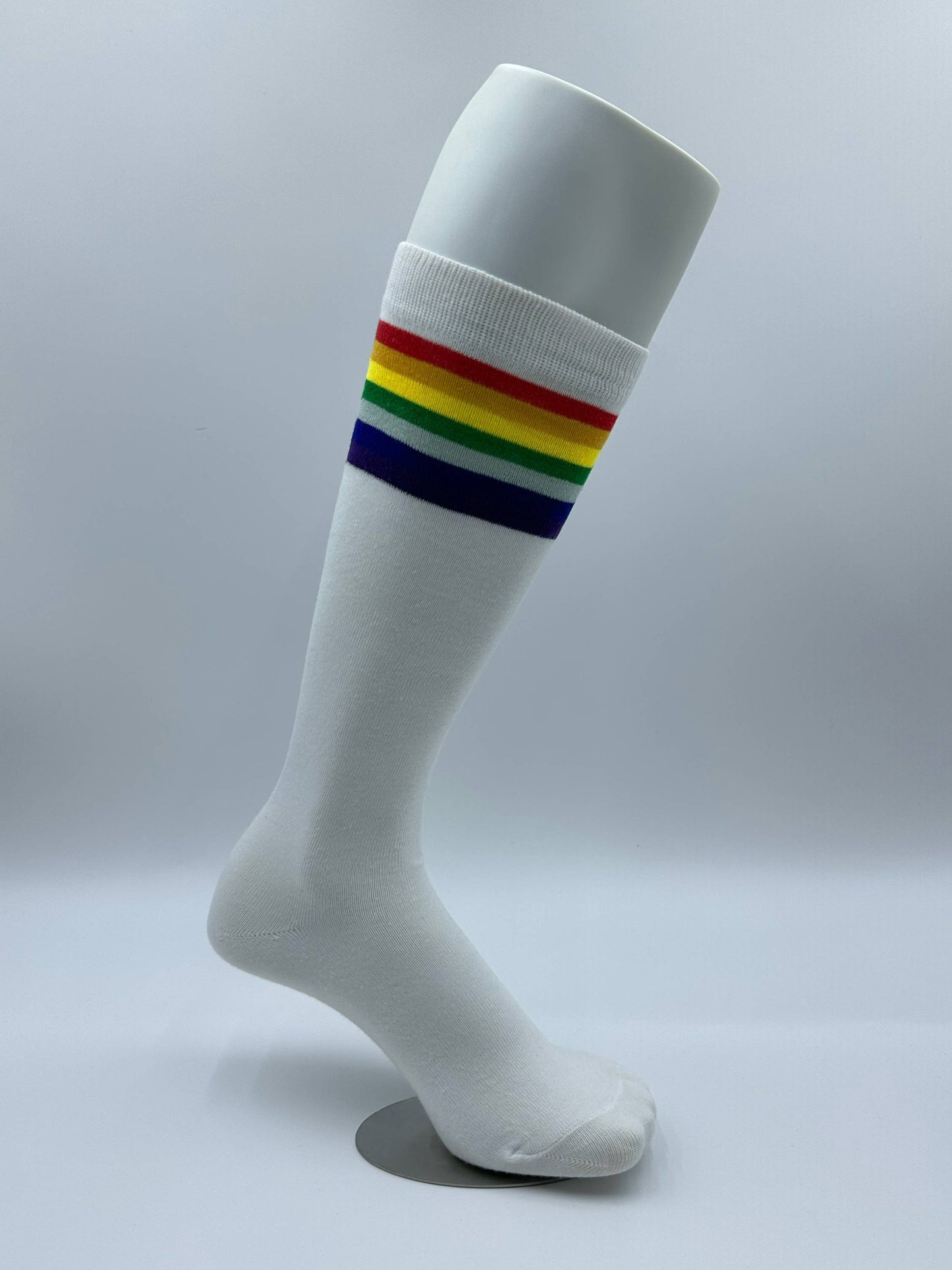 Strumpor, knästrumpor, vita regnbågsfärgade pridestrumpor.