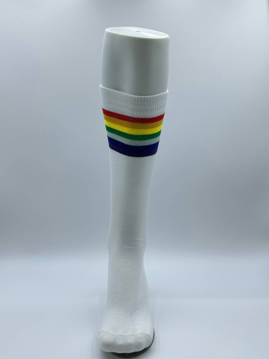 Strumpor, knästrumpor, vita regnbågsfärgade pridestrumpor.
